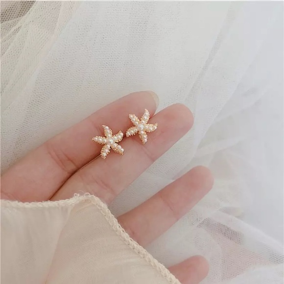 🔴 5/$20 Dainty pearl starfish earrings NEW - Picture 3 of 3
